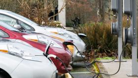 Imagen de coches eléctricos cargando.