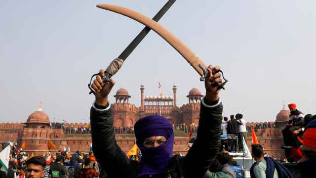 Un agricultor con dagas protestando contra las leyes agrícolas del Gobierno indio.