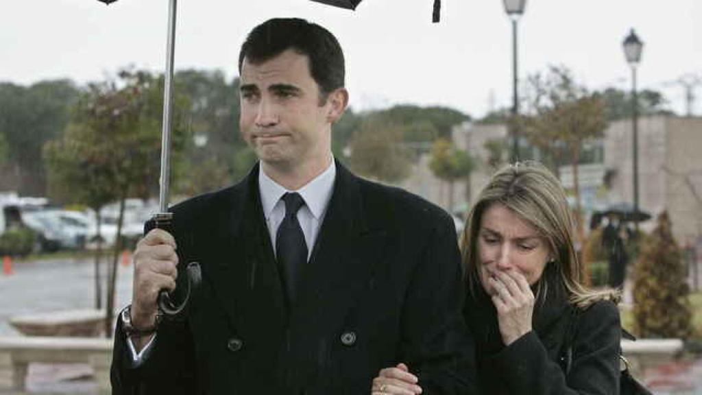 Felipe de Borbón y Letizia en el funeral de Érika Ortiz.