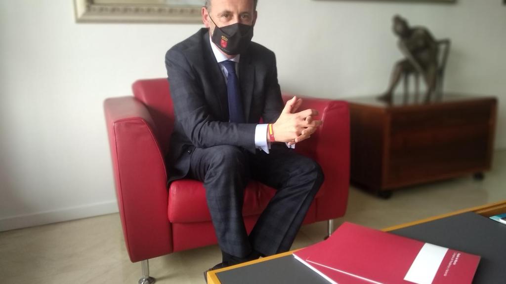 El consejero Celdrán con documentación relativa a los presupuestos regionales.