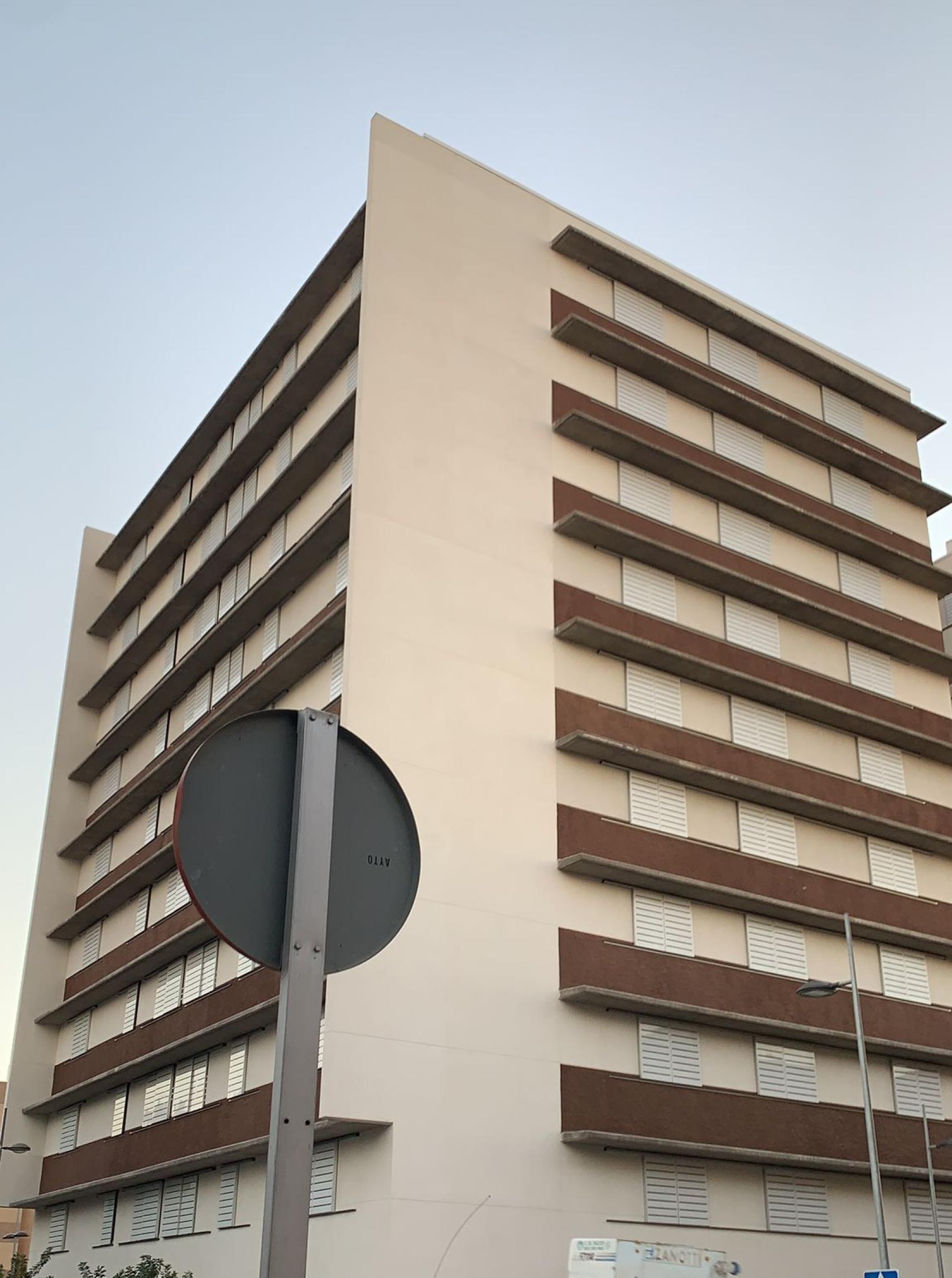 El edificio nuevo que ha construido el Ayuntamiento para los vecinos de Los Gladiolos.