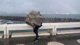 Una persona intenta avanzar ante el fuerte viento y la lluvia en la capital grancanaria. EFE/Ángel Medina G.