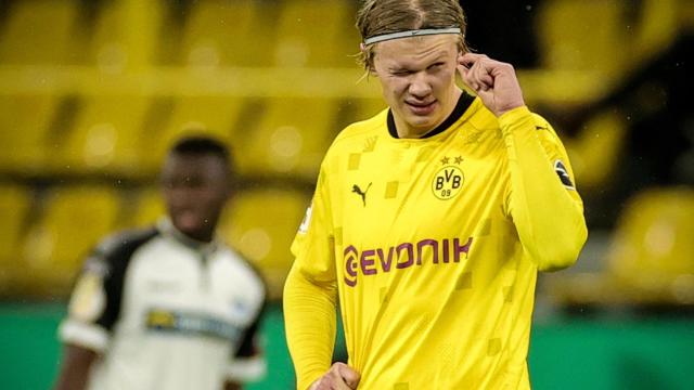 Haaland durante un partido con el Borussia Dortmund frente al Padeborn 07