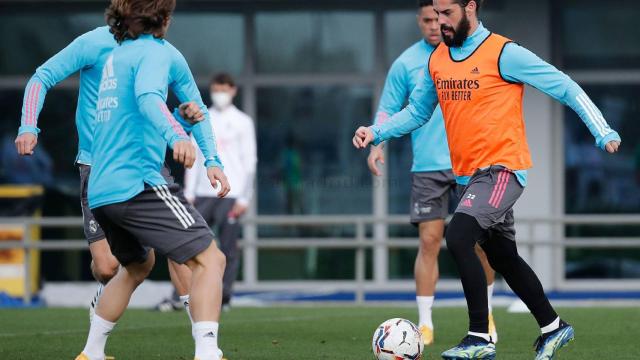 Luka Modric, Mariano Díaz e Isco Alarcón, durante un entrenamiento del Real Madrid