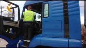 La Guardia Civil inmoviliza un vehículo articulado de 32 toneladas, por dar positivo su conductor en varias drogas. Foto: GUARDIA CIVIL DE LA RIOJA