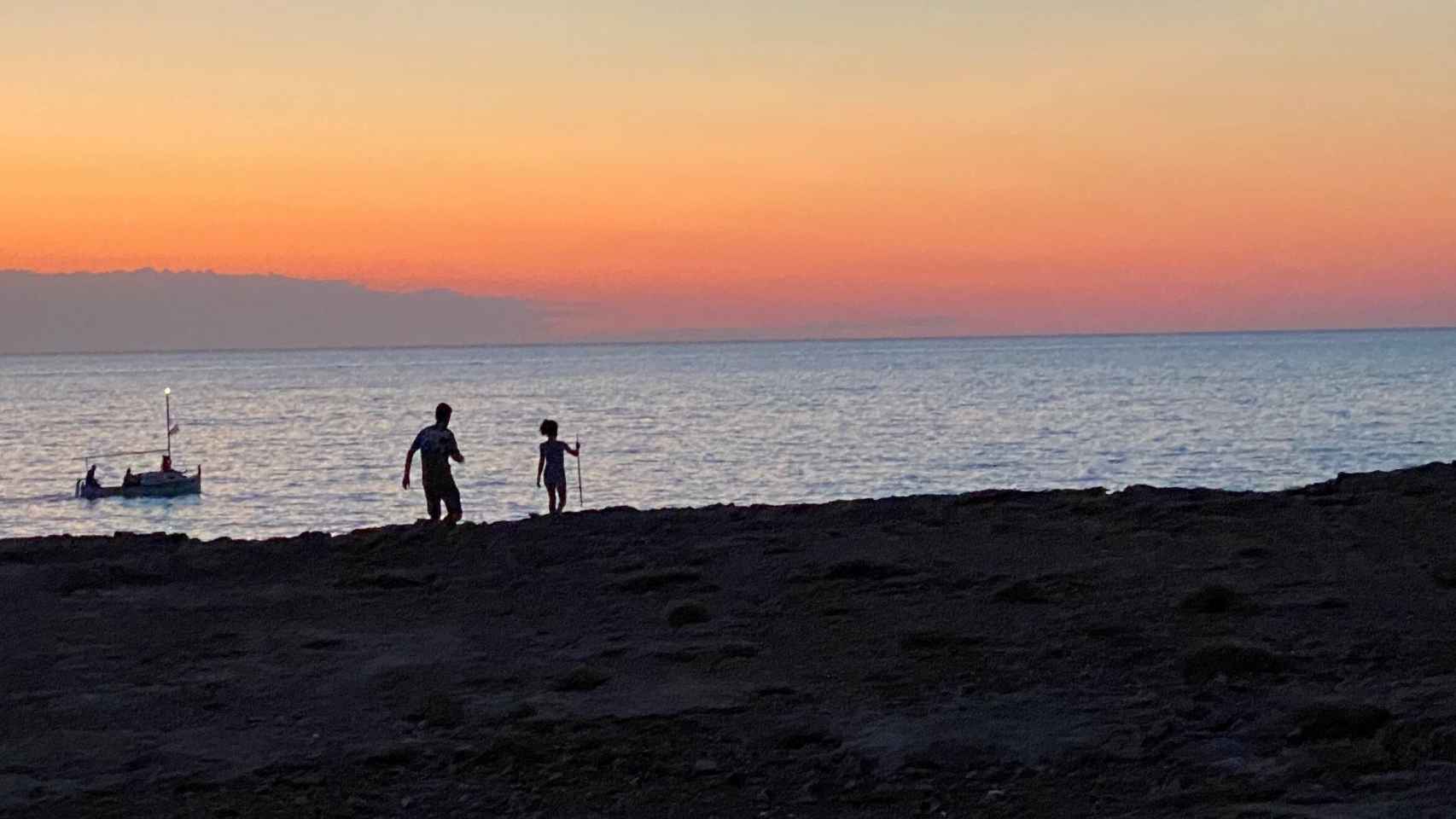Un padre y su hijo pasean durante un atardecer en Ibiza. FOTO: J. A.