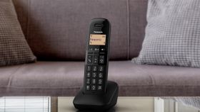 Uno de los nuevos teléfonos de Panasonic con el botón para bloquear llamadas.