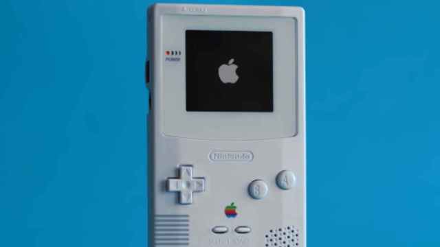 Una GameBoy con detalles de Apple para controlar el Apple TV.