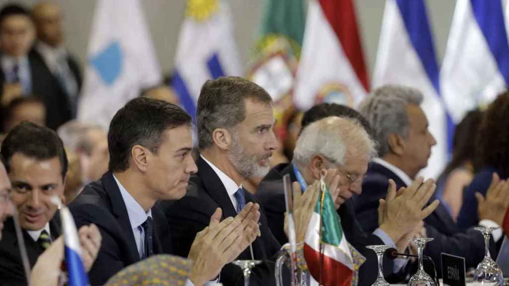 El rey Felipe VI y Pedro Sánchez durante la Cumbre Iberoamericana de la Migración de 2018.
