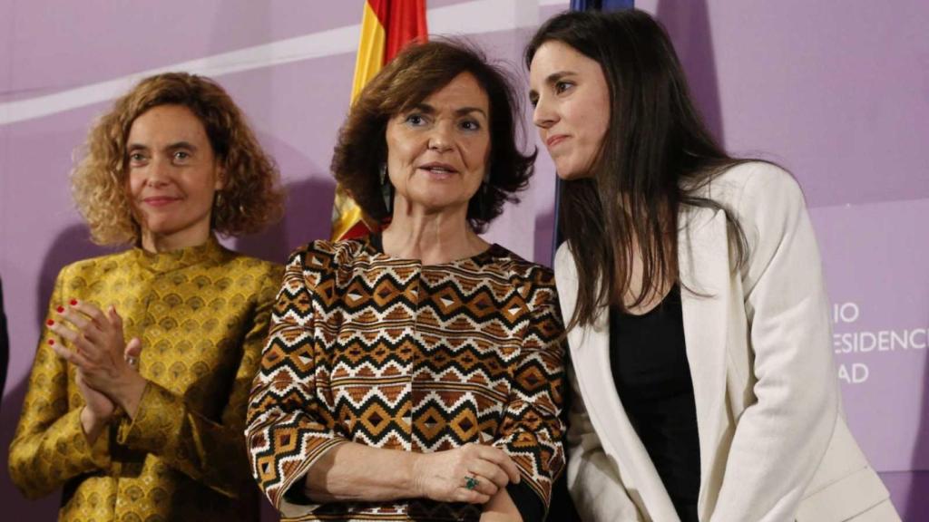 La ministra de Igualdad, Irene Montero, junto a la exvicepresidenta Carmen Calvo.