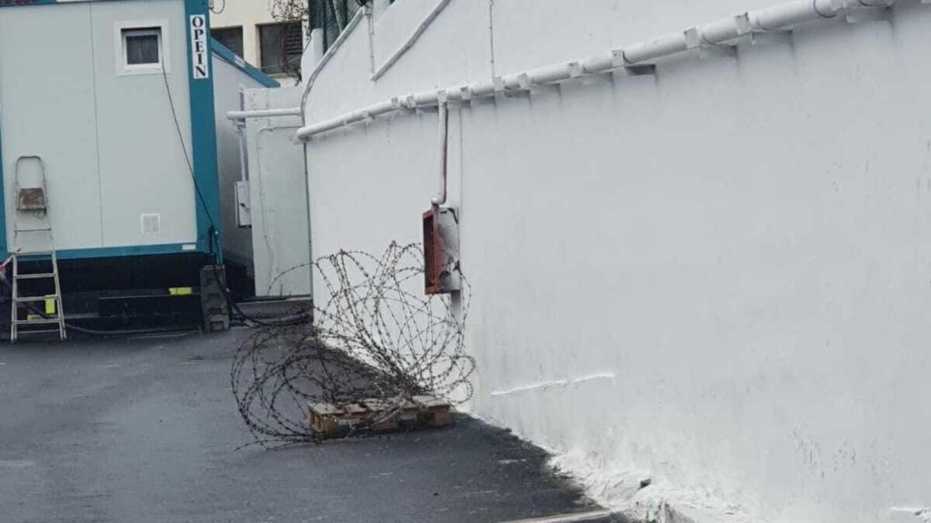Se están colocando alambres de espino en los muros del Canarias 50