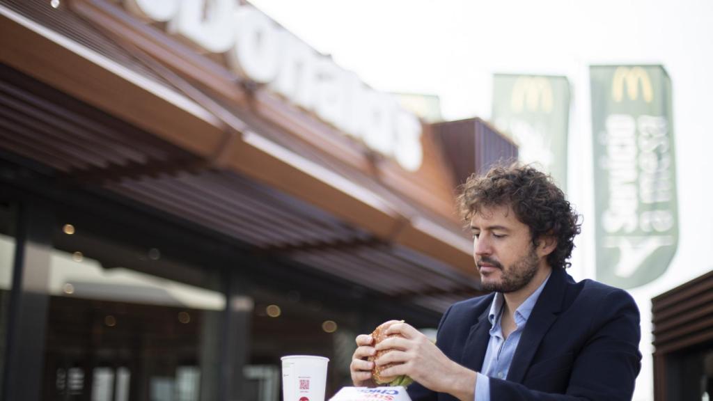 El 'catador' Jorge observa que el aspecto de la hamburguesa de McDonald's sea idóneo.