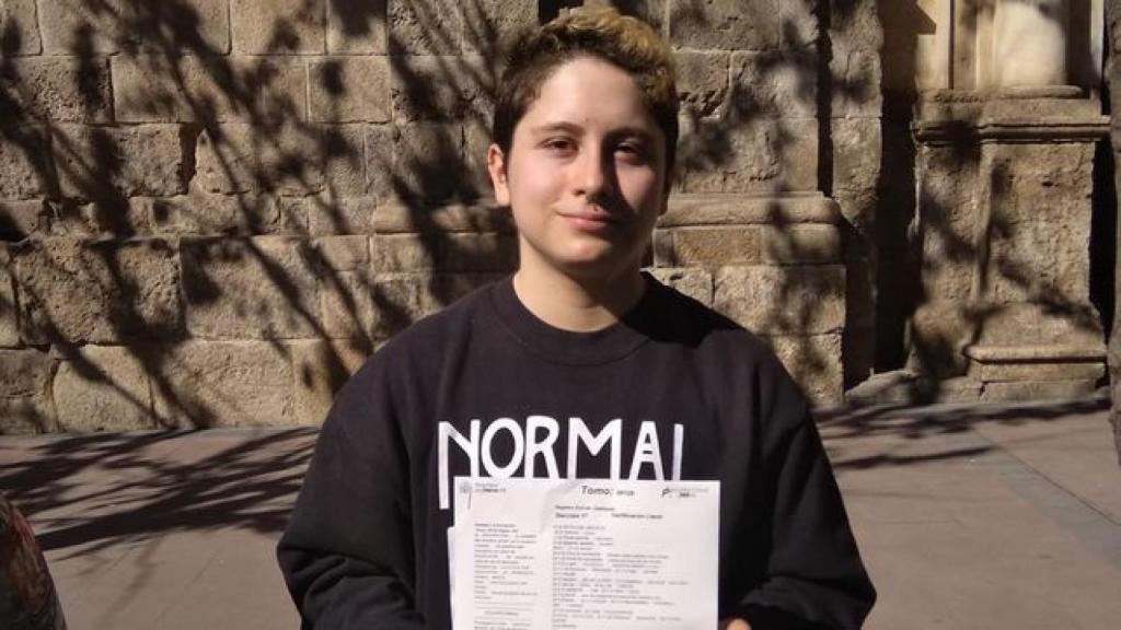 Gabriel enseña el auto en el que le negaron su cambio de nombre.