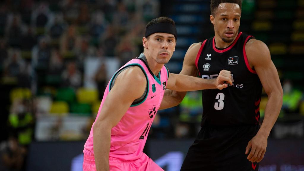Kyle Kuric intenta ganarle la posición a su marcador