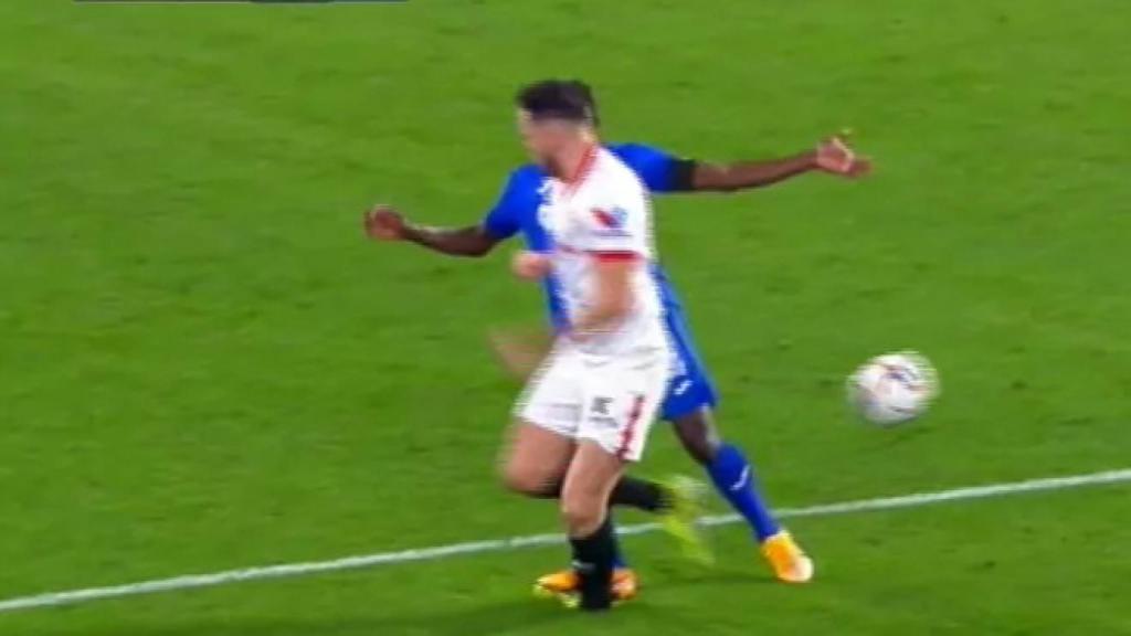 Entrada de Djené sobre Ocampos, en el Sevilla - Getafe de la jornada 22 de La Liga