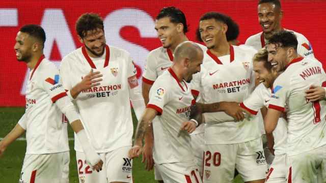 Los jugadores del Sevilla celebran el gol del Papu Gómez al Getafe