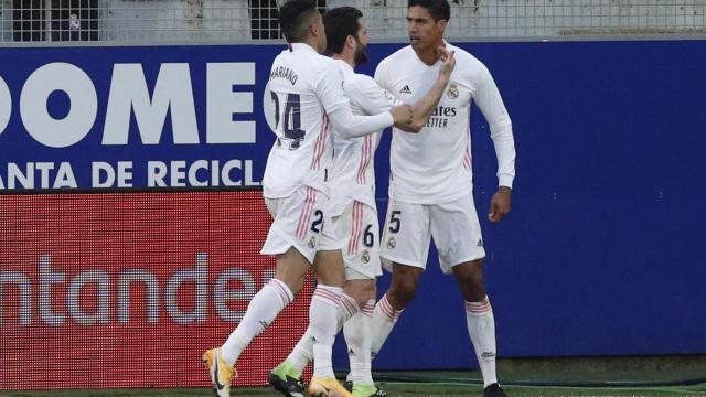 Varane celebra su gol ante el Huesca con Nacho y Mariano