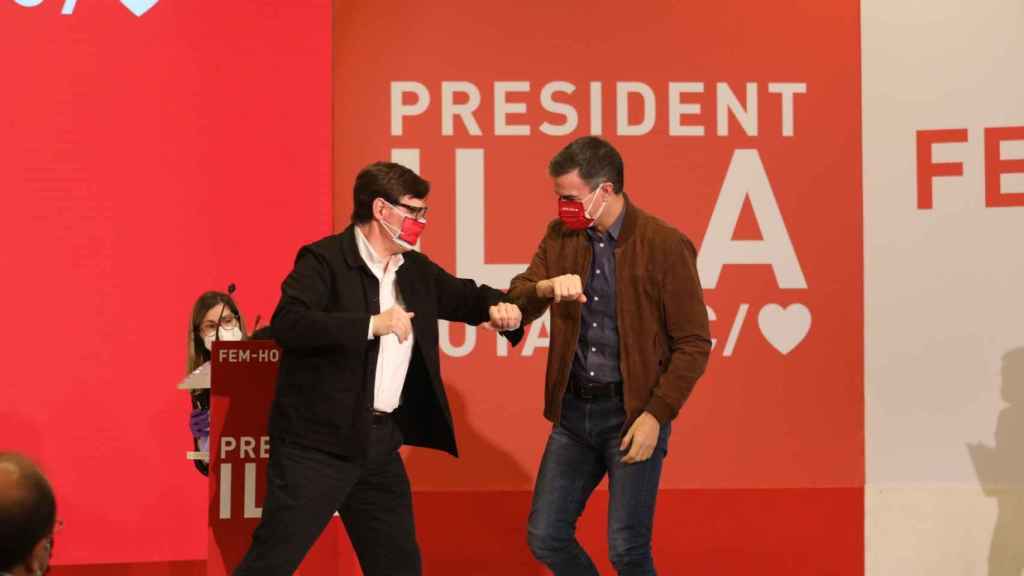 Salvador Illa y Pedro Sánchez se saludan efusivos, en la campaña catalana del 14-F.