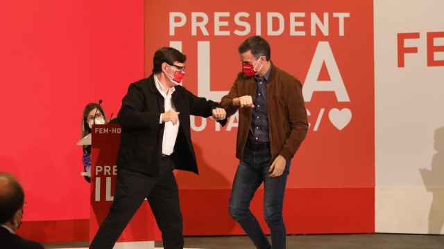 Salvador Illa y Pedro Sánchez se saludan efusivos, en la campaña catalana del 14-F.