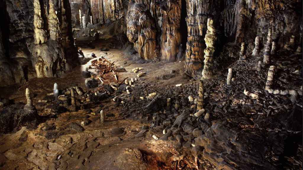 Esqueletos visigodos hallados en la cueva de La Garma.