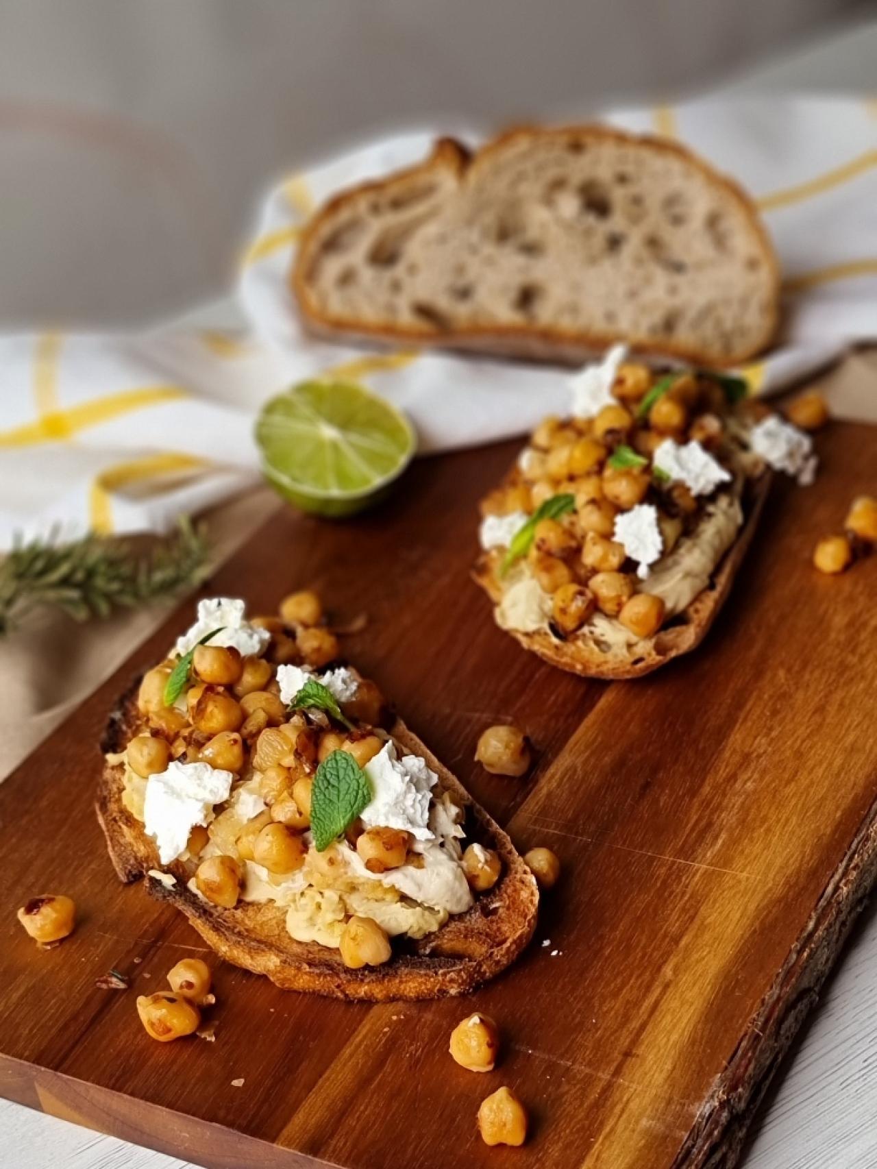 Tosta de hummus, queso y garbanzos especiados, desayuno rico proteínas