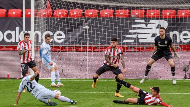 Maxi Gómez intenta marcar en su partido contra el Athletic