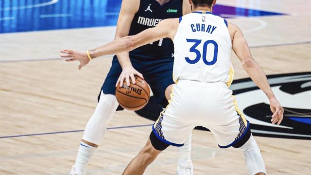Luka Doncic y Stephen Curry, durante un partido de la NBA. Foto: Twitter (@dallasmavs)