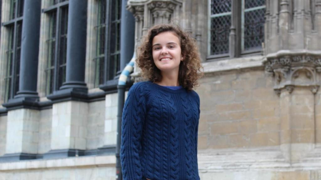 Elena tiene 19 años y es de Santander.