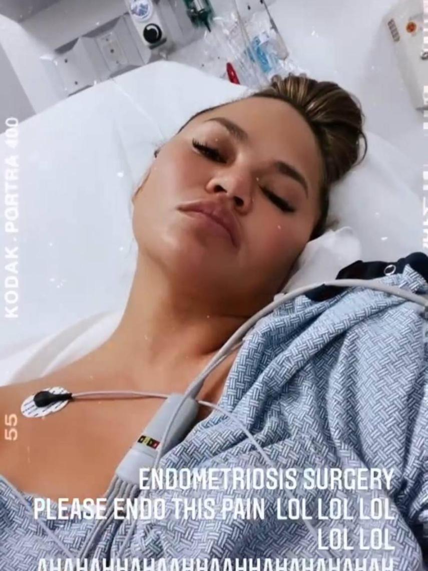 Chrissy Teigen en el hospital.