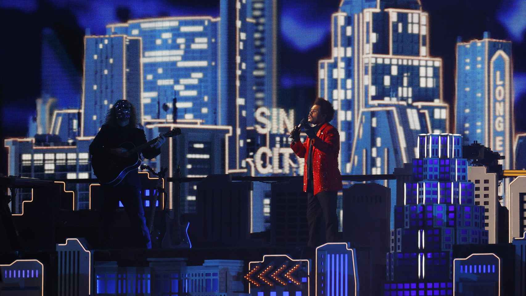 The Weeknd, durante la actuación del intermedio de la Super Bowl