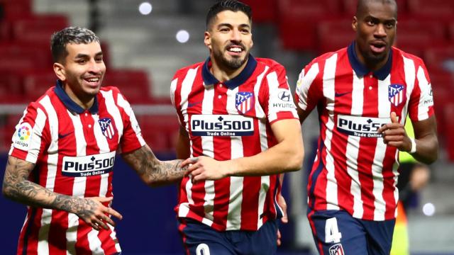 Correa, Luis Suárez y Kondogbia celebran el gol del uruguayo al Celta