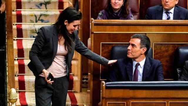 La ministra de Igualdad, Irene Montero, saluda a Pedro Sánchez en el Congreso.