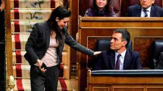 Irene Montero, ministra de Igualdad e impulsora de la ley del 'sólo sí es sí', saluda a Pedro Sánchez en el Congreso.