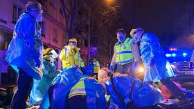Le servicios de Emergencias de Madrid intentando reanimar al repartidor de Glovo fallecido.
