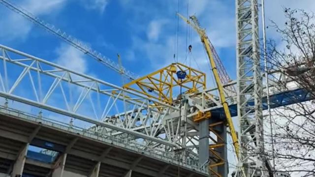 La estructura amarilla sobre la cercha longitudinal antigua en las obras del Estadio Santiago Bernabéu