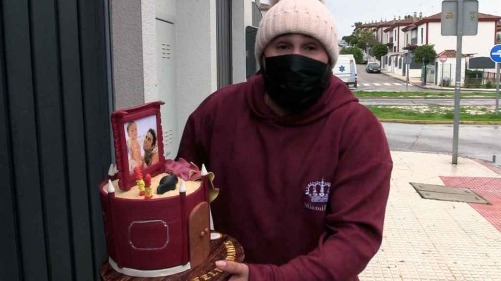Kiko Rivera posa con la tarta que le han regalado por su 37 cumpleaños.