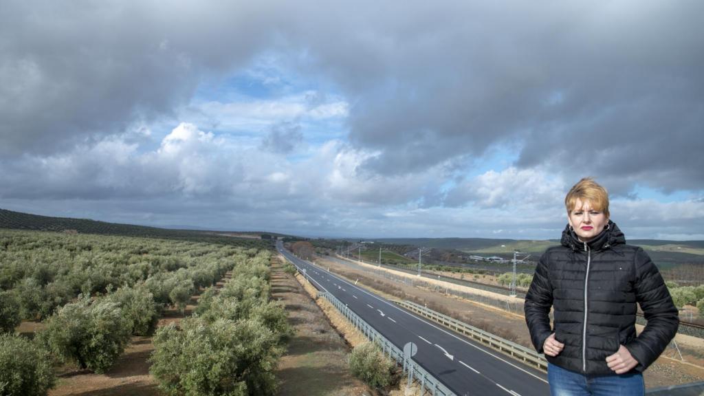 La segunda teniente de Alcaldía de Jaén, María Cantos, delante de los terrenos en los que pensaban ubicar la base logística, este lunes.