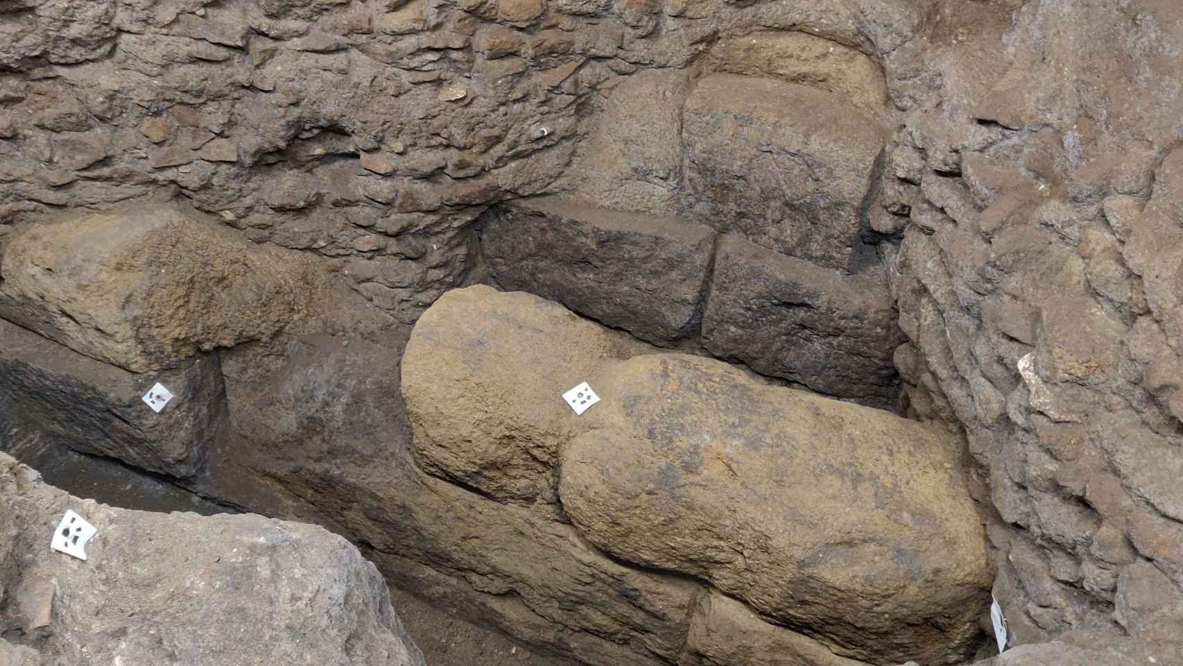 Restos de la muralla del siglo IV a.C. hallada durante las obras.