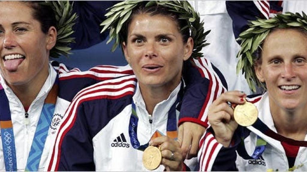 Julie Foudy, Mia Hamm y Lilly después de que Estados Unidos ganase el oro en los JJOO de Atenas