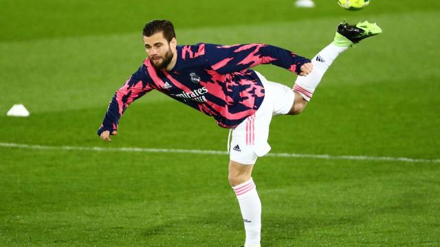 Nacho Fernández realiza una acrobacia en el calentamiento