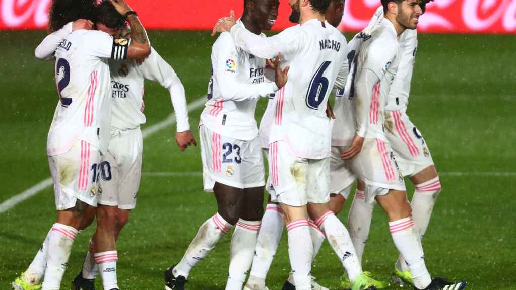 Los jugadores del Real Madrid celebran el gol de Ferland Mendy