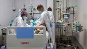 Personal sanitario del Hospital Parc Taulí de Sabadell (Barcelona) trabaja en la UCI para enfermos de Covid-19.