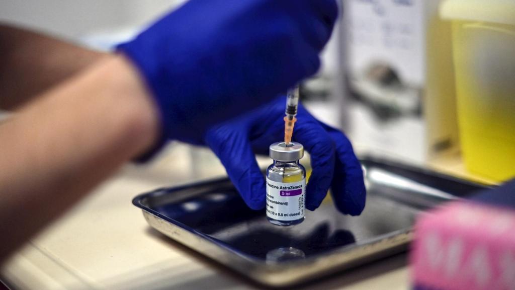 Personal sanitario prepara una dosis de la vacuna de AstraZeneca.