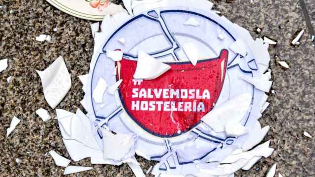 Uno de los platos rotos frente al Ministerio de Hacienda en las protestas de los hosteleros por la supervivencia del sector.