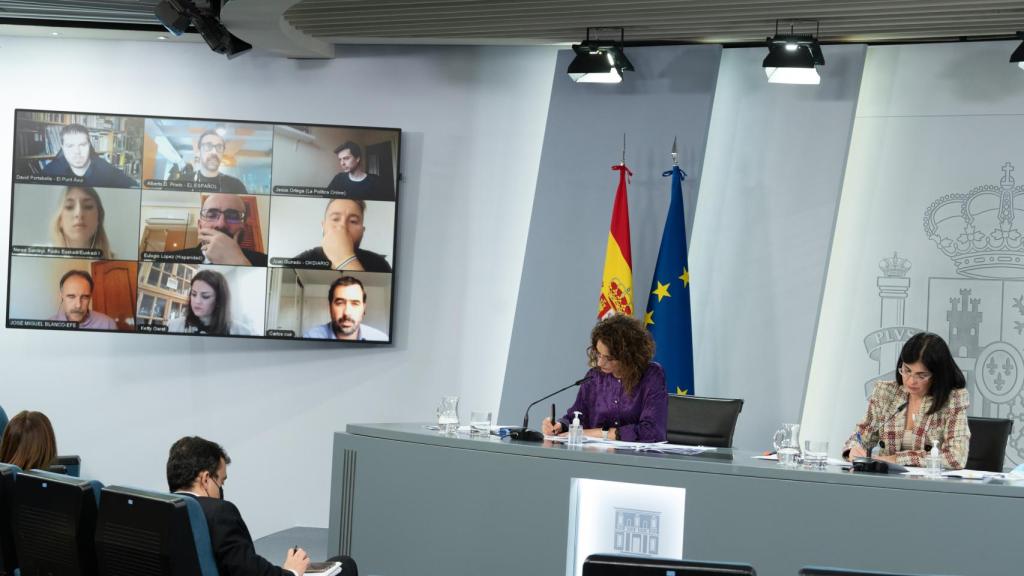 Carolina Darias, ministra de Sanidad, y María Jesús Montero, portavoz y ministra de Hacienda, en rueda de prensa tras el Consejo de Ministros.