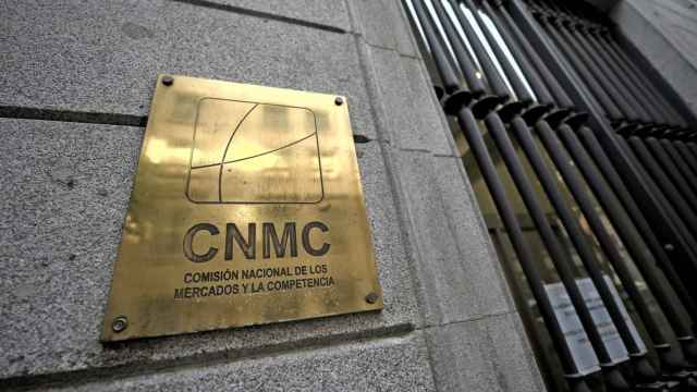 Placa identificativa en el edificio de la CNMC, en Madrid (España)