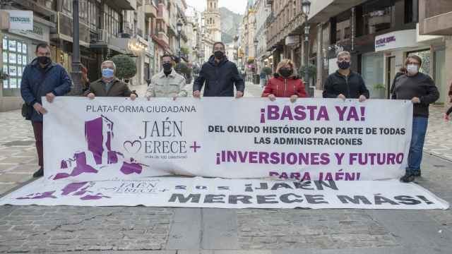 Miembros de la plataforma 'Jaén merece más' en una imagen de archivo.