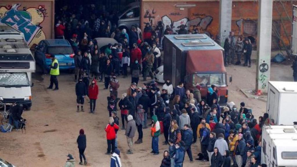 Al menos 400 personas estuvieron en la nave industrial en la que se ha celebrado la 'rave' de Llinars.