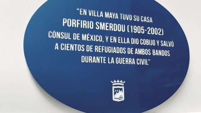 Placa que recuerda a Porfirio Smerdou