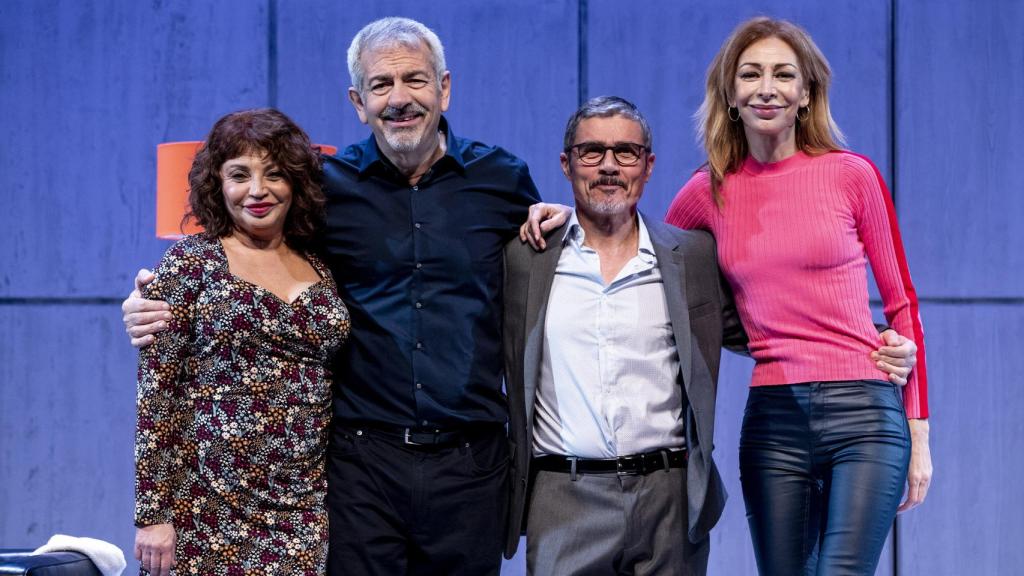 Reparto de 'Asesinos todos'. De izda. a dcha., Neus Asensi, Sobera, Ángel Pardo y Elisa Matilla.